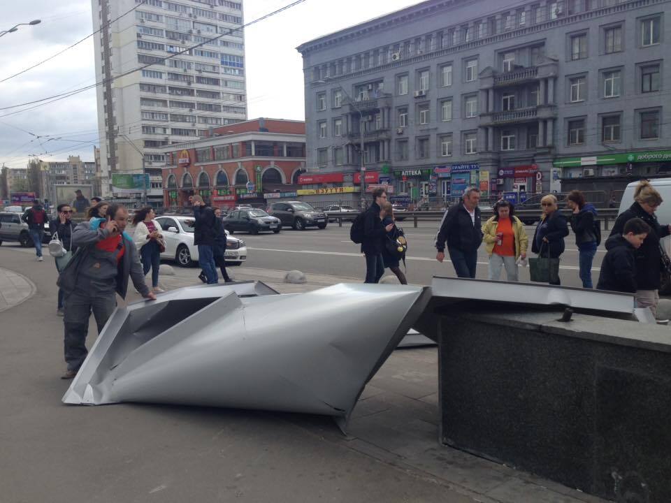 В Киеве конструкция нового ТЦ рухнула на женщину: опубликованы фото