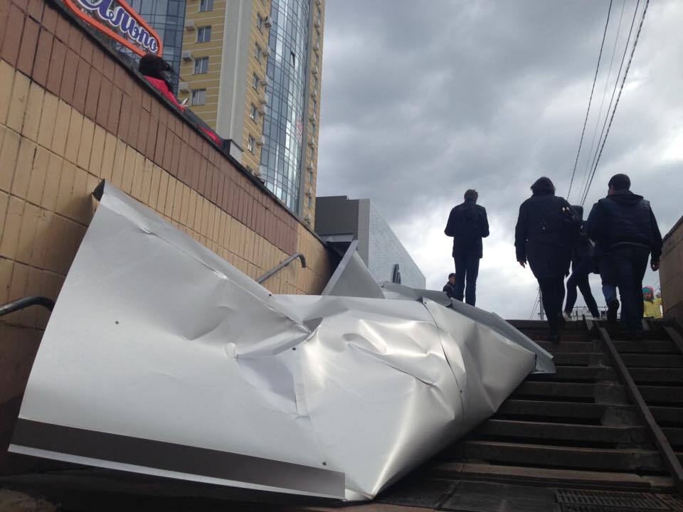 У Києві конструкція нового ТЦ впала на жінку: опубліковані фото