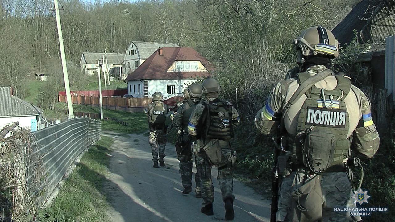 Настоящий боевик: на Винниччине спецназ взял штурмом сельский дом