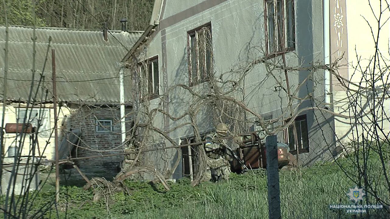 Справжній бойовик: на Вінниччині спецназ взяв штурмом сільський будинок. Відео
