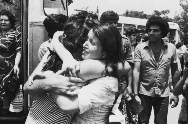 Еще один решающий момент в истории Израиля пришелся на 1976 год, когда израильские спецназовцы провели спасательный рейд, чтобы освободить более 100 заложников, в основном израильтян или евреев, захваченных членами палестинских и пропалестинских группировок в аэропорту Энтеббе в Уганде.