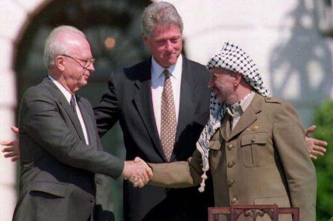 Історичне рукостискання між двома давніми противниками - прем'єр-міністром Ізраїлю Іцхаком Рабіном і лідером Організації визволення Палестини (ООП) Ясиром Арафатом - дало надію на припинення ізраїльсько-палестинського конфлікту.