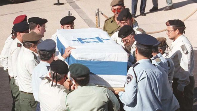 Два роки по тому Іцхака Рабіна вбив на мітингу в Тель-Авіві єврейський націоналіст-екстреміст, який виступав проти мирної угоди.