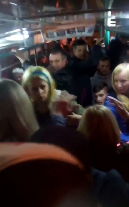 "Хавало закрой!" В Харькове девушка избила пассажиров троллейбуса 