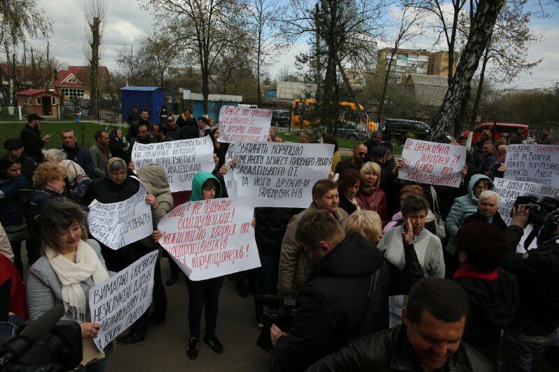 Под Киевом разъяренные жители устроили "темную" главврачу больницы