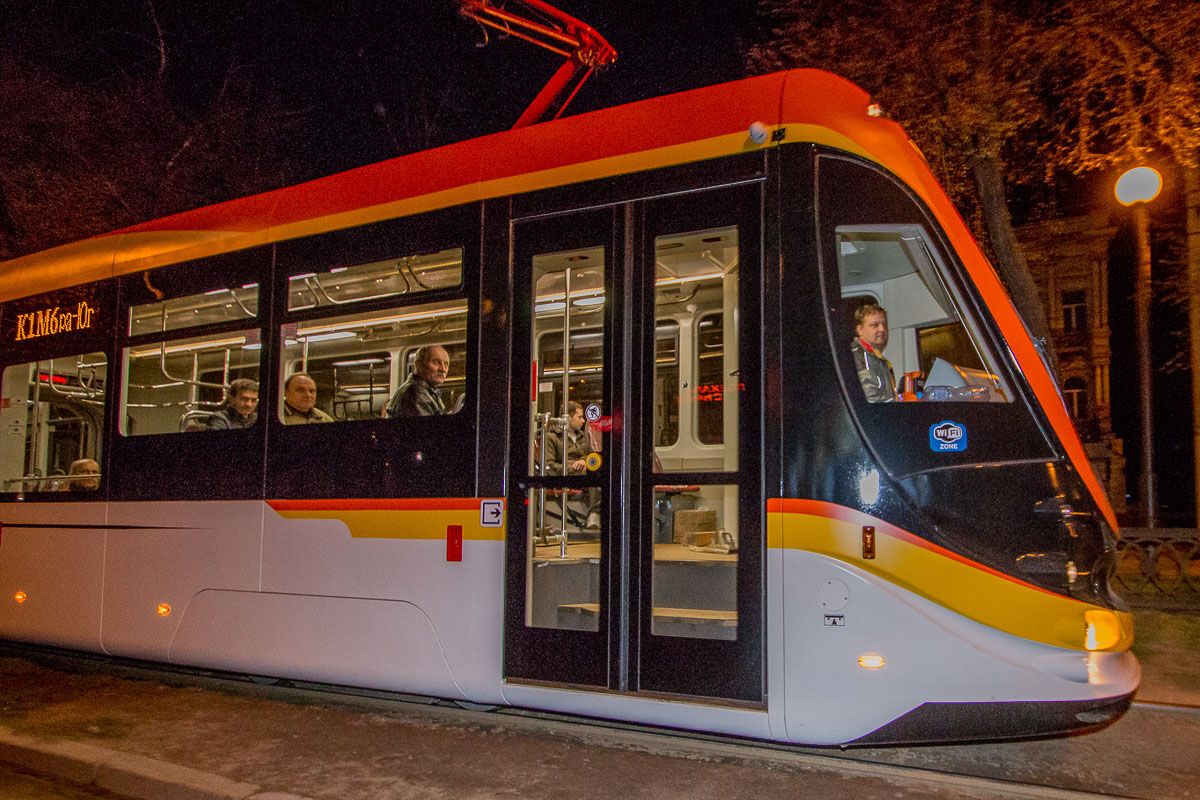 З кондиціонерами і Wi-Fi: у Дніпрі випробували новий трамвай