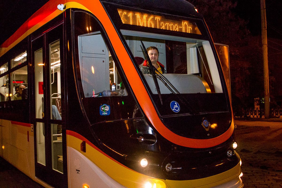 С кондиционерами и Wi-Fi: в Днепре испытали новый трамвай