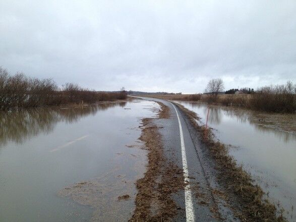 "На море приїхали": на Полтавщині затопило дорогу Київ-Харків