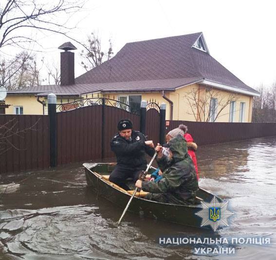 Спасают на лодках: на Украину обрушилось стихийное бедствие