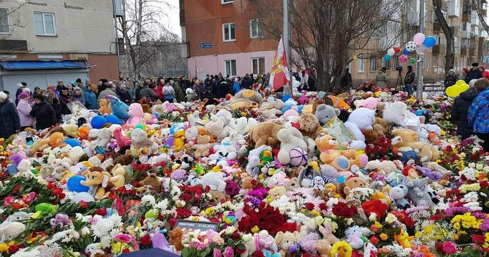 "Кто тут дети?" Муждабаев раскритиковал "мемориал" в Кемерово