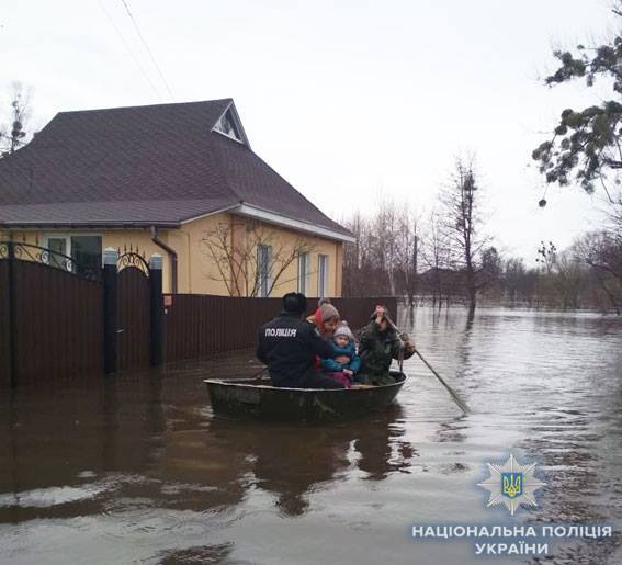 Рятують на човнах: на Україну обрушилося стихійне лихо