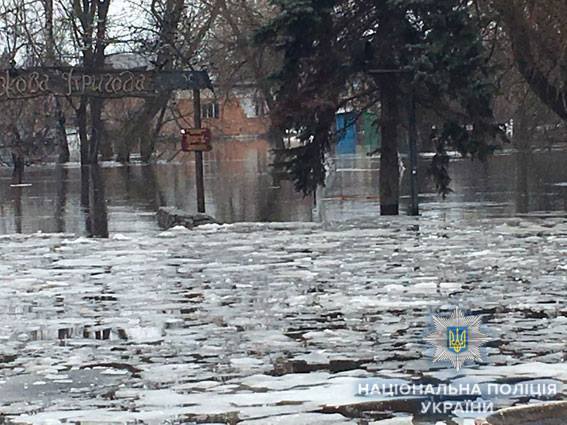 Рятують на човнах: на Україну обрушилося стихійне лихо