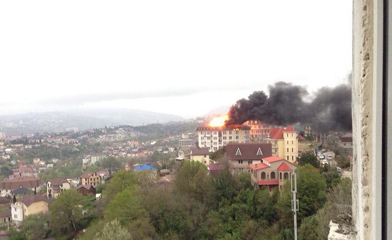 В Сочи горела жилая пятиэтажка: видео бушующего пожара