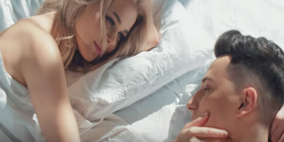Алина Гросу обнажилась в постели с топ-моделью: чувственное видео