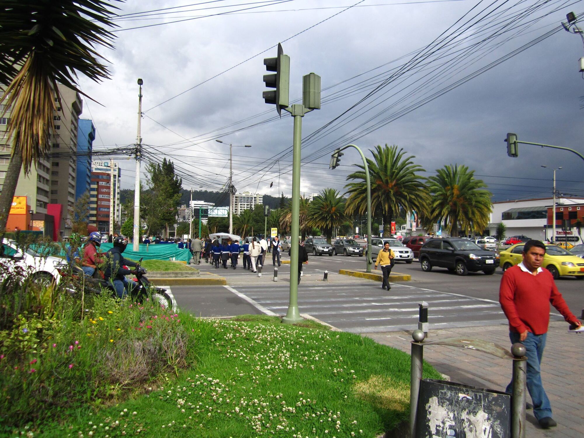 Улицы Кито, столица. Здесь прохладнее, чем у нас на побережье