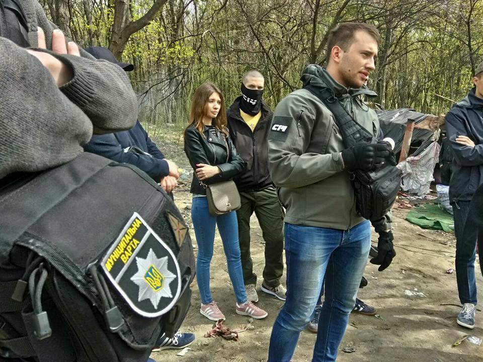 "Их еще больше!" В Киеве ромы оккупировали гору
