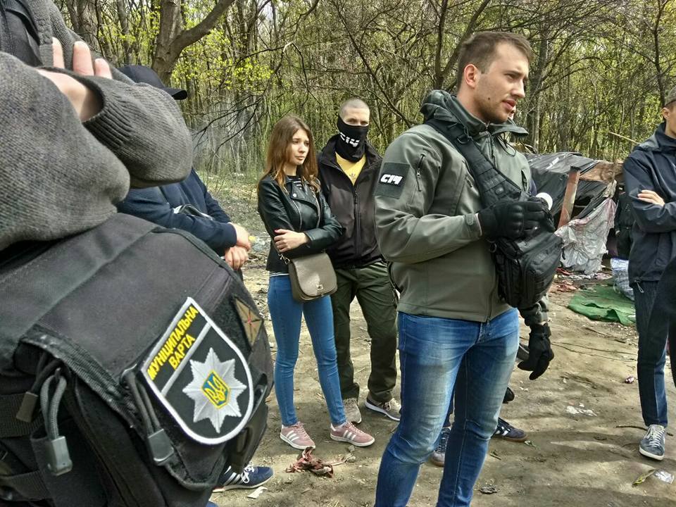 "Їх ще більше!" У Києві роми окупували гору