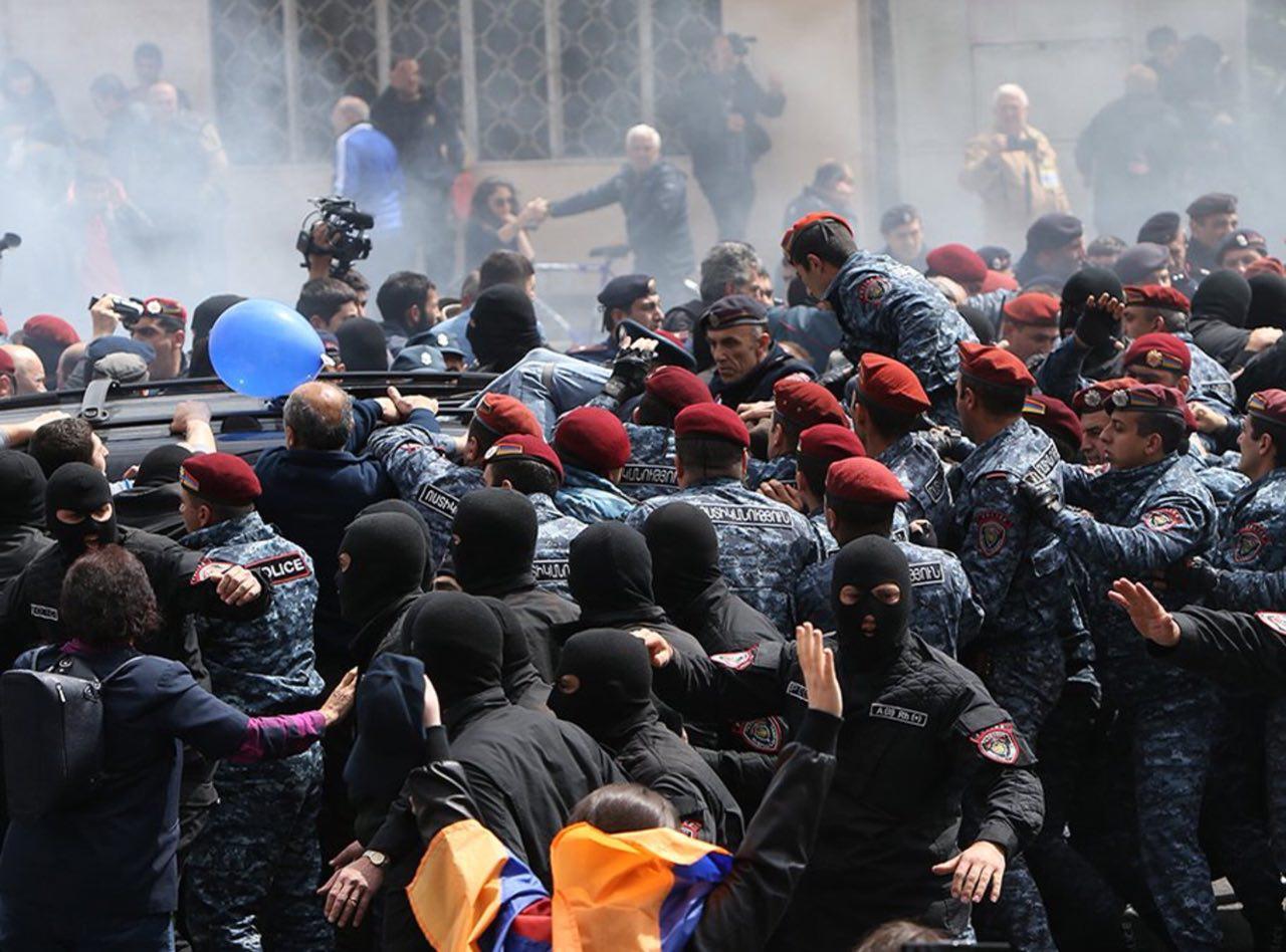 "Оксамитова революція" в Єревані: почалися масові затримання
