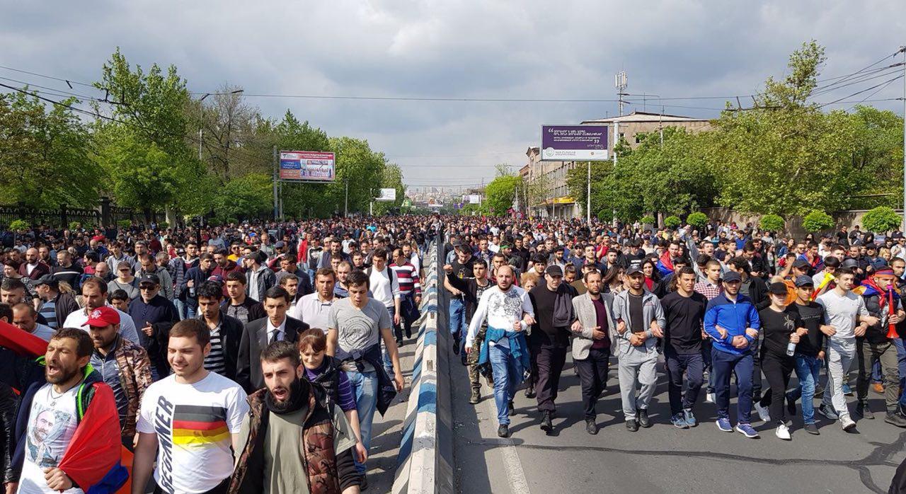 В Ереване на митинг вышли 160 тысяч человек: впечатляющие фото