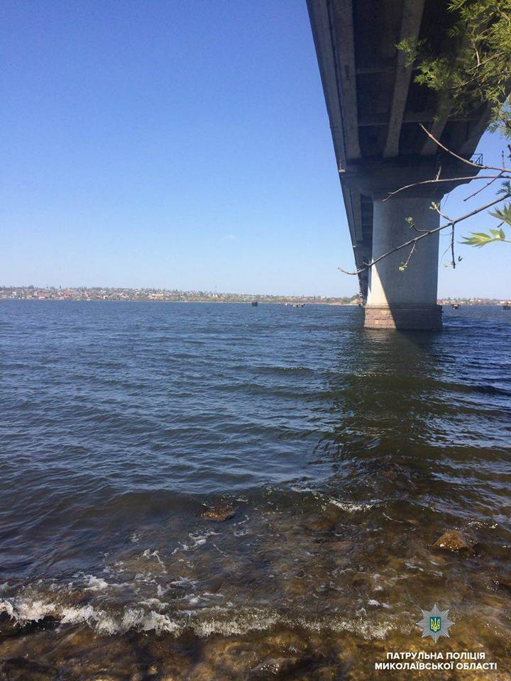 В Николаеве полицейские спасли девушку, которая прыгнула с моста