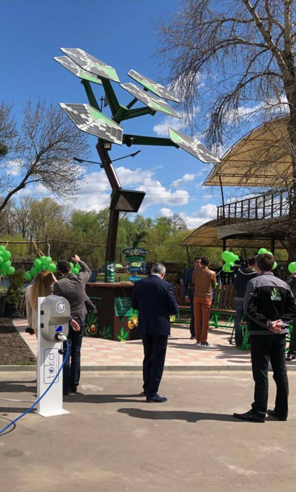 У Києві з'явилося смарт-дерево з Wi-Fi і зарядкою для гіроскутера