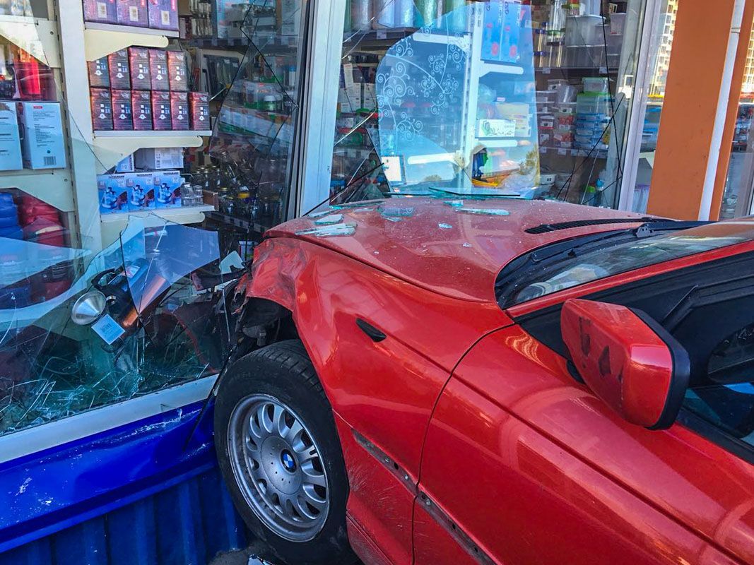 Переплутала газ і гальмо: в Києві дівчина на авто влетіла у вітрину гіпермаркету