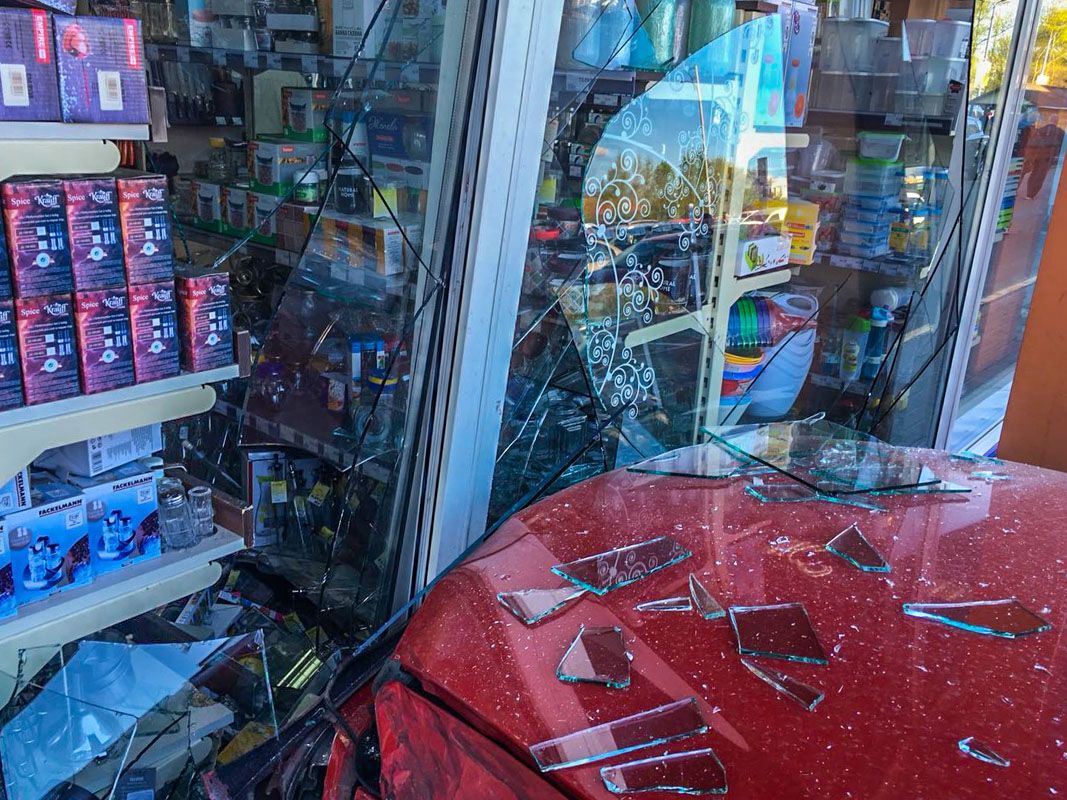Перепутала газ и тормоз: в Киеве девушка на авто влетела в витрину гипермаркета