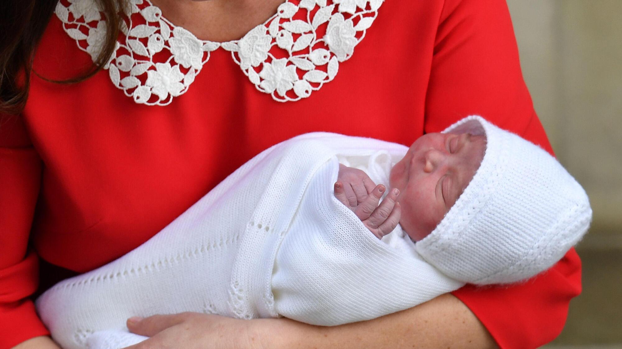 Кейт Миддлтон родила: появились первые фото новорожденного принца