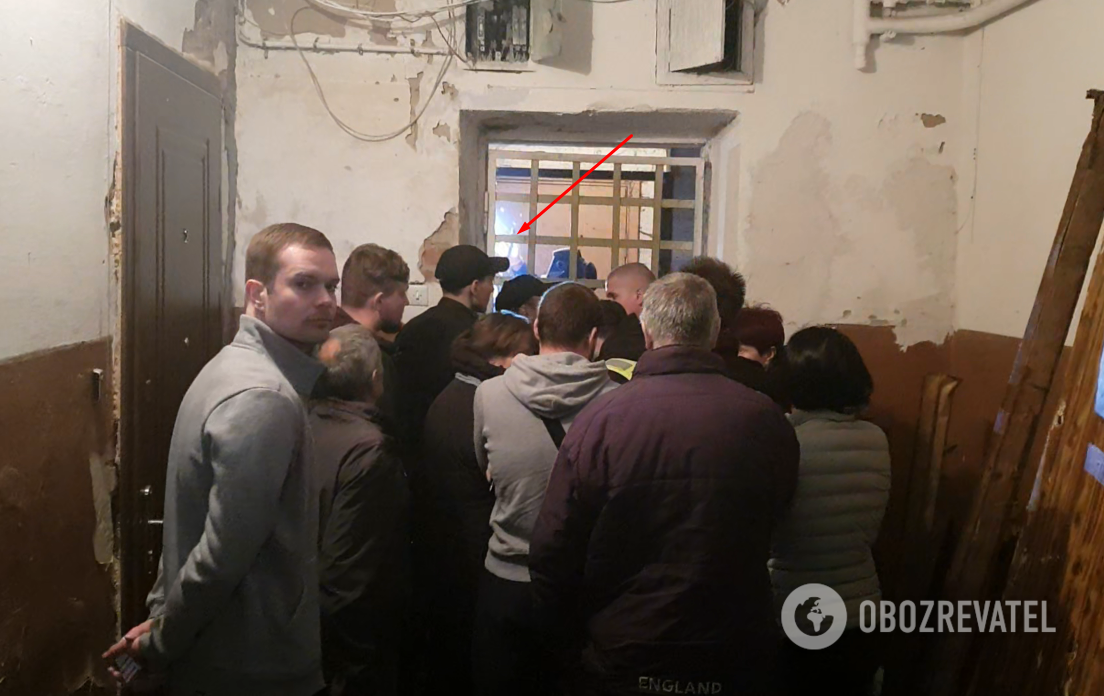 Незважаючи на присутність поліцейських, робітники продовжують різати решітки в коморах