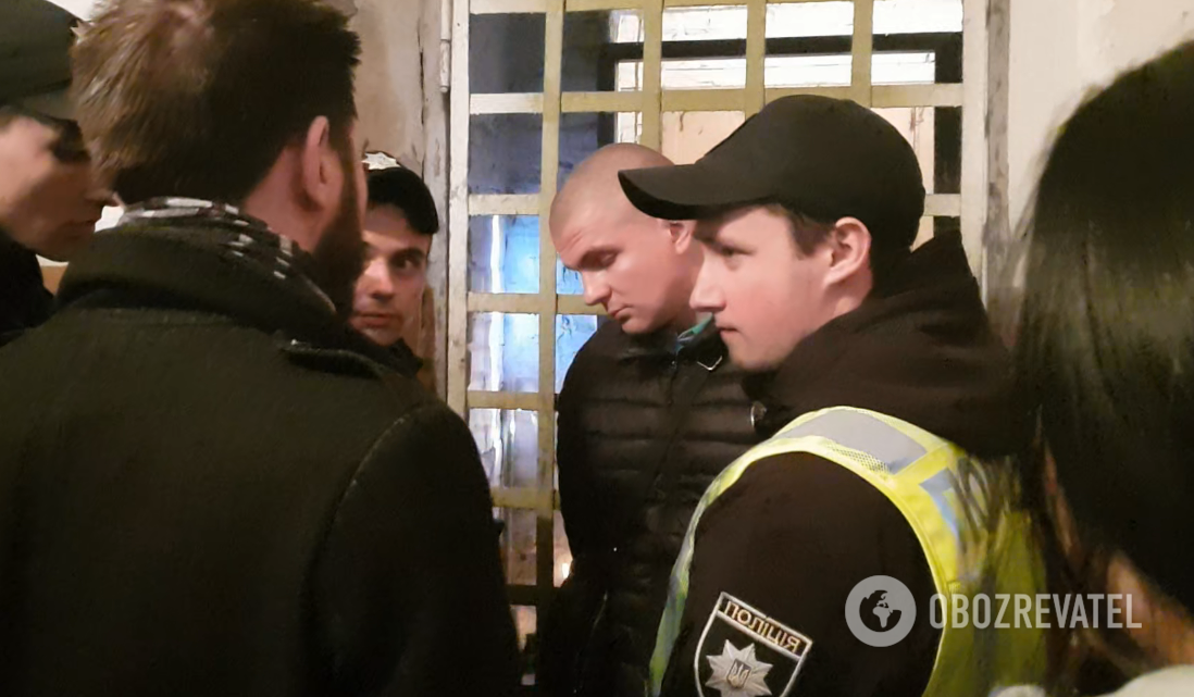 Представник власника хостела і поліція