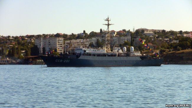 Российский корабль в Севастопольской бухте