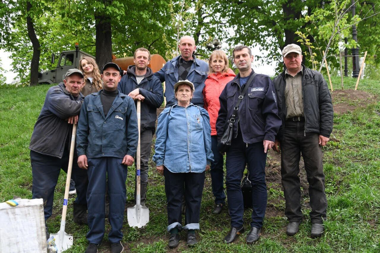  ОО "Справа" и "Киевподземдорстрой" высадили деревья в честь погибших бойцов АТО