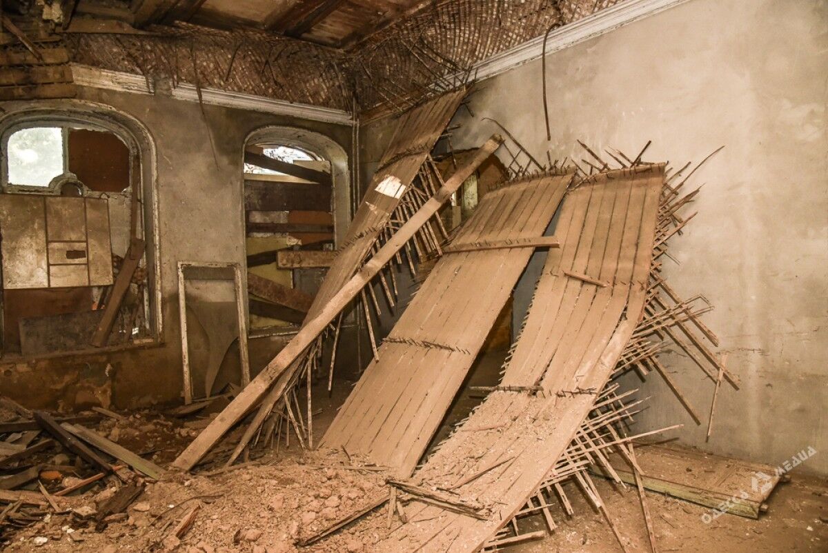 У будинку Гоголя в Одесі завалився дах