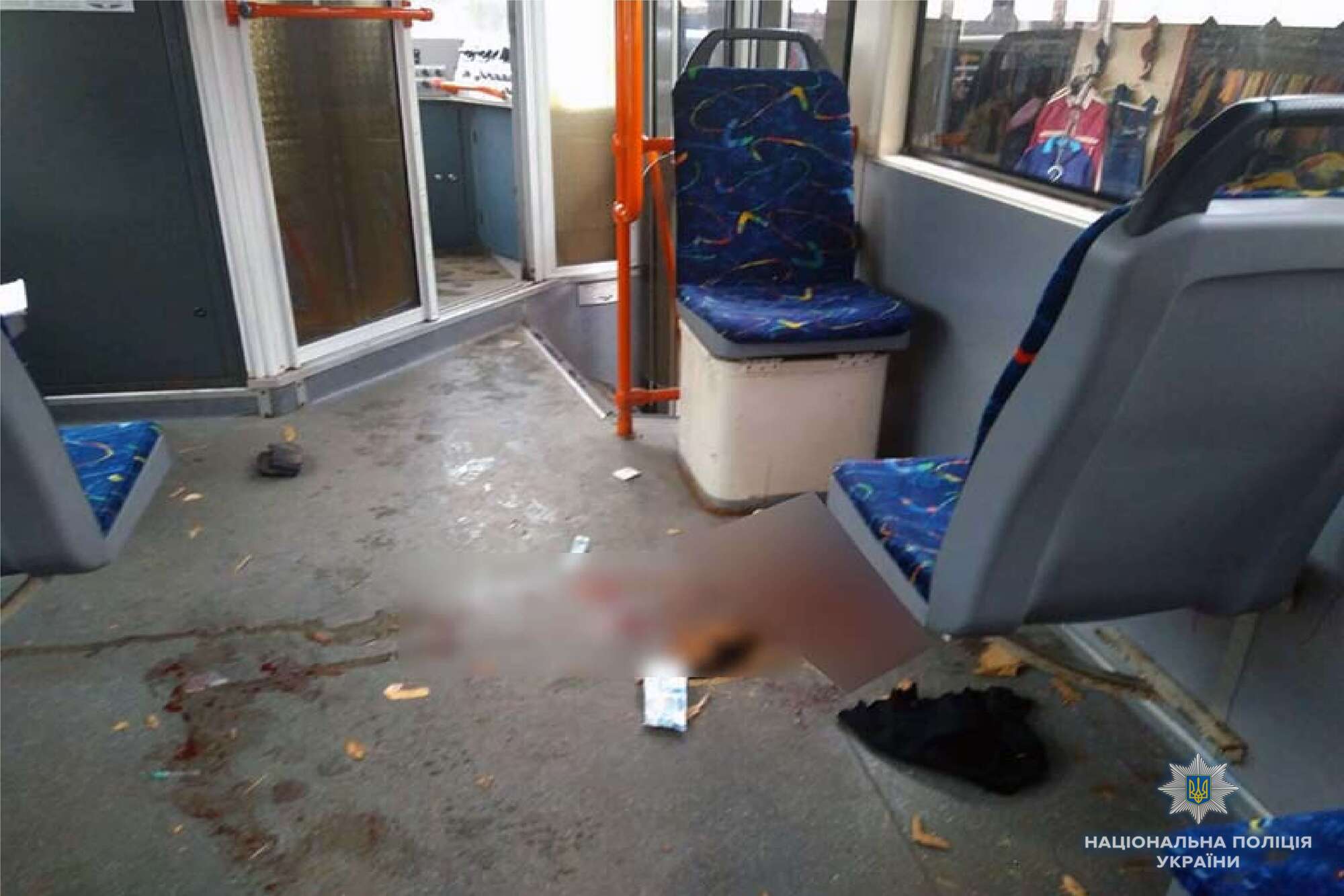 Едва не убило: в Киеве у трамвая на ходу отвалилась деталь