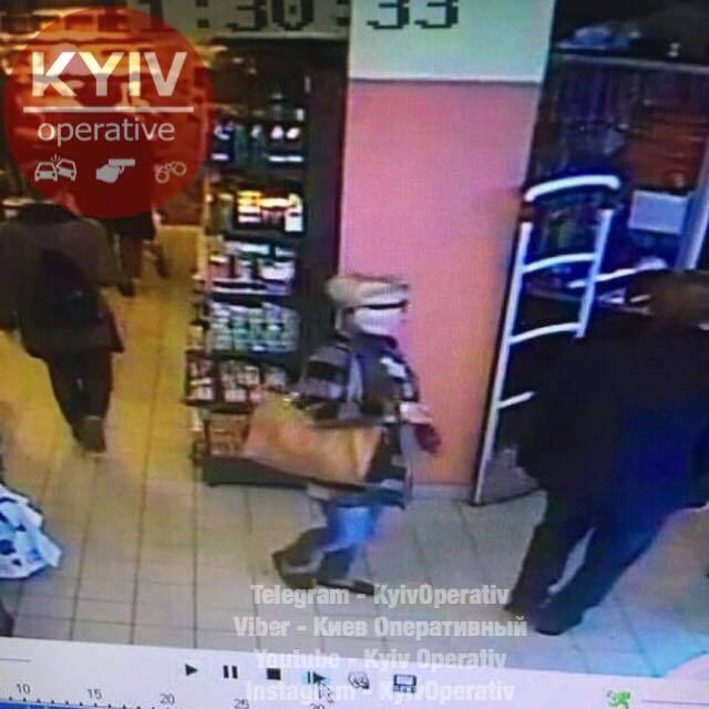 Крадет у детей: в Киеве в известном супермаркете воровка попала на камеры