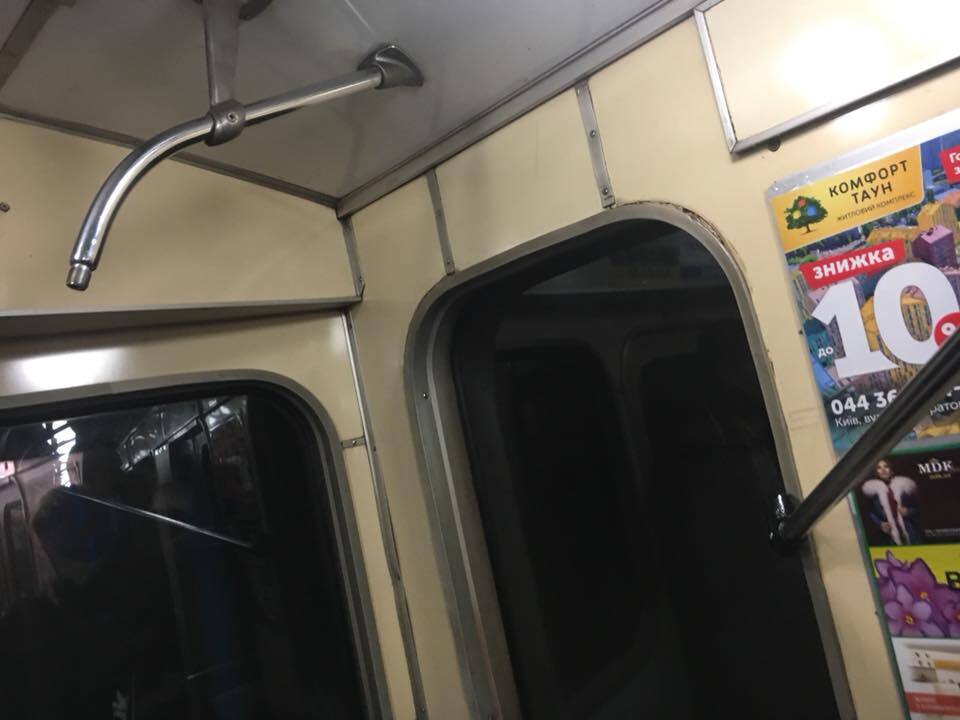 В Киеве в метро чуть не убило пассажирку