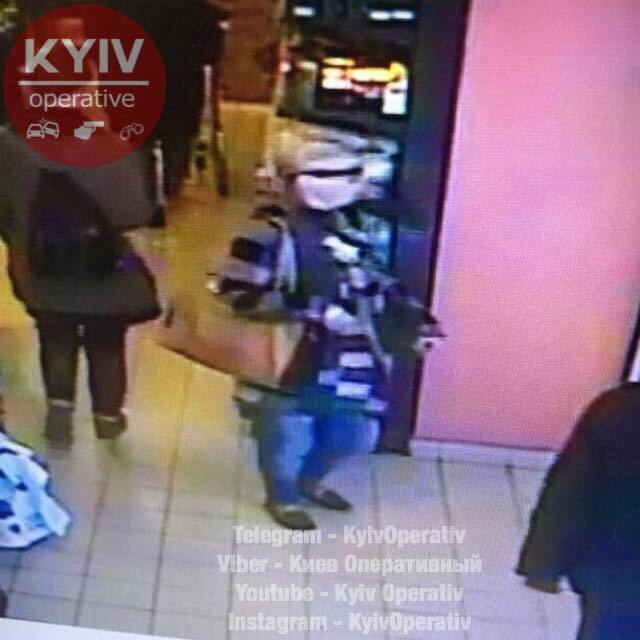 Краде у дітей: у Києві у відомому супермаркеті злодійка потрапила на камери