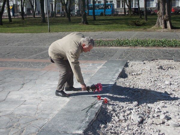 Покладання до місця, де раніше був пам'ятник Леніну