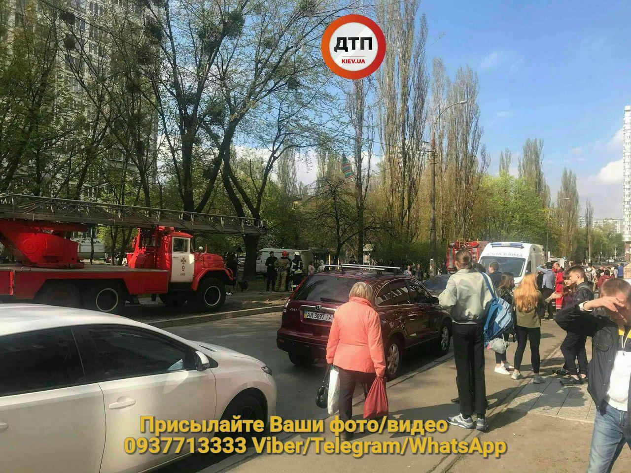 "Свесила ноги вниз и сидит": в Киеве женщина грозилась спрыгнуть с многоэтажки