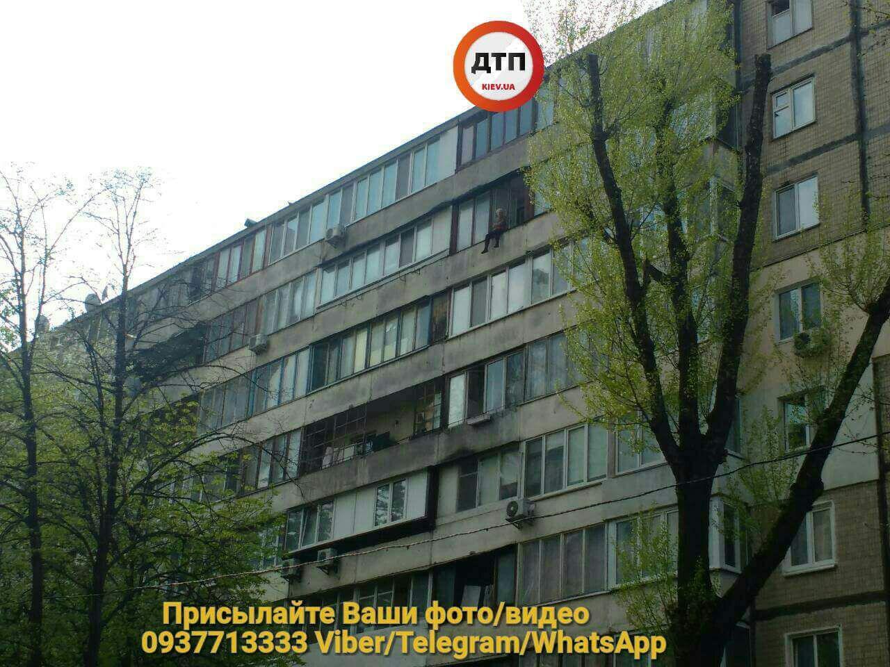 У Києві пенсіонерка погрожувала стрибнути з вікна: деталі