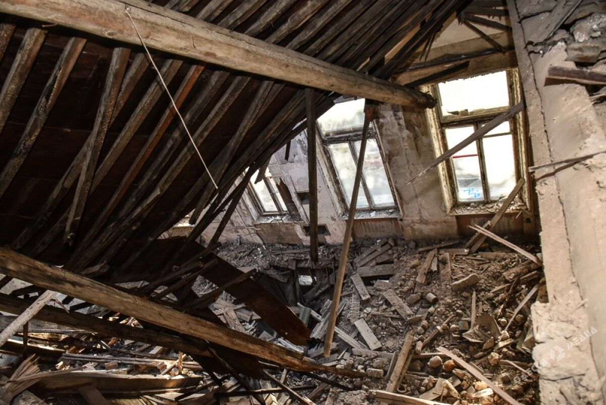 У будинку Гоголя в Одесі завалився дах