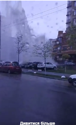 Разрывало асфальт, тонули авто: ЧП в Киеве