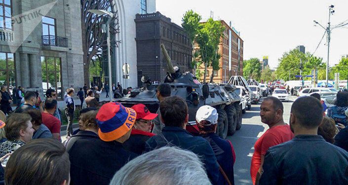 У Вірменії протестувальники вийшли на вулиці, військові стягнули техніку: пряма трансляція
