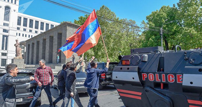 В Армении протестующие вышли на улицы, военные стянули технику: прямая трансляция