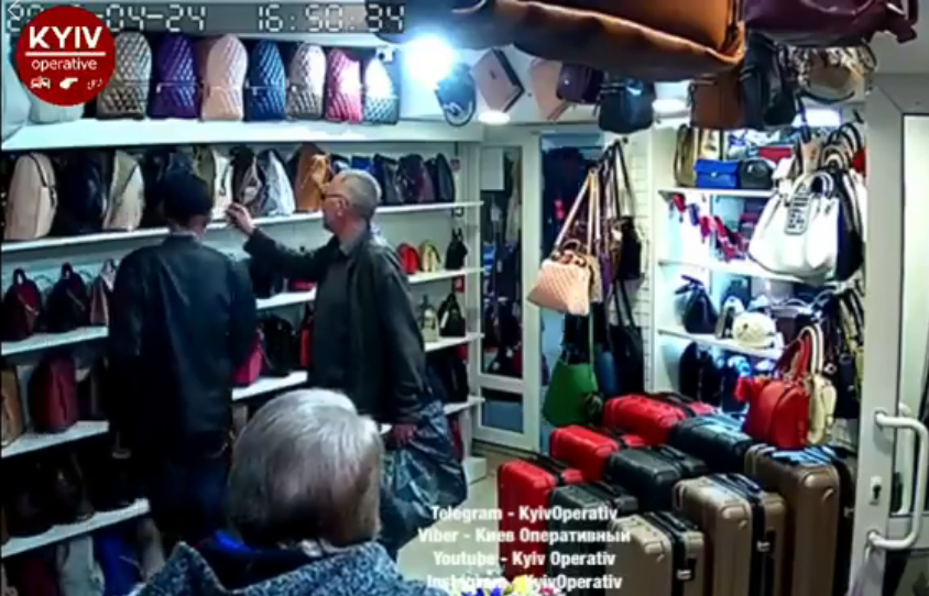 У центрі Києва чоловіки влаштували наліт на жіночий магазин: фото злочинців