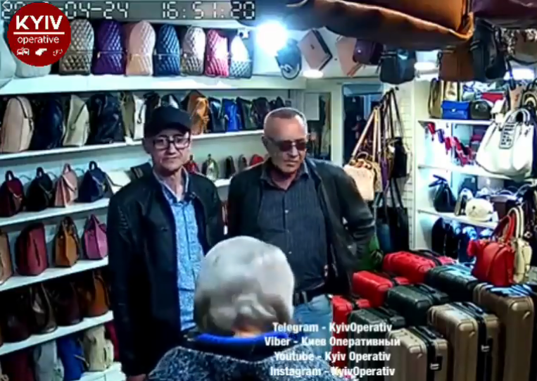В центре Киева мужчины устроили налет на женский магазин: фото преступников