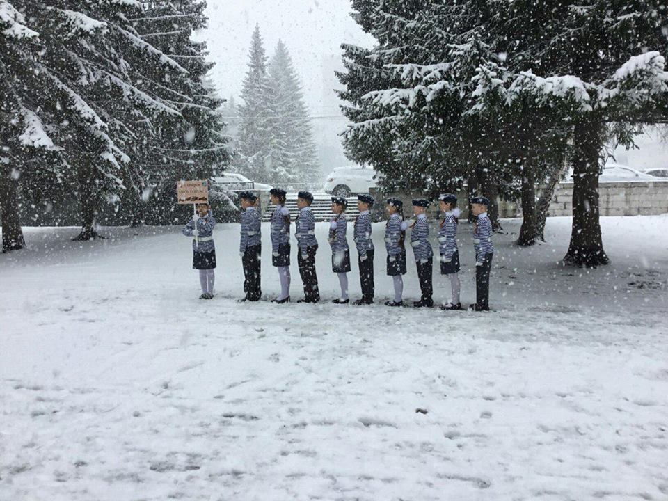 Российская "офицерская честь" и раздетые дети на снегу