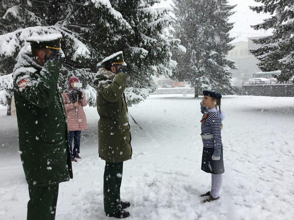 Российская "офицерская честь" и раздетые дети на снегу