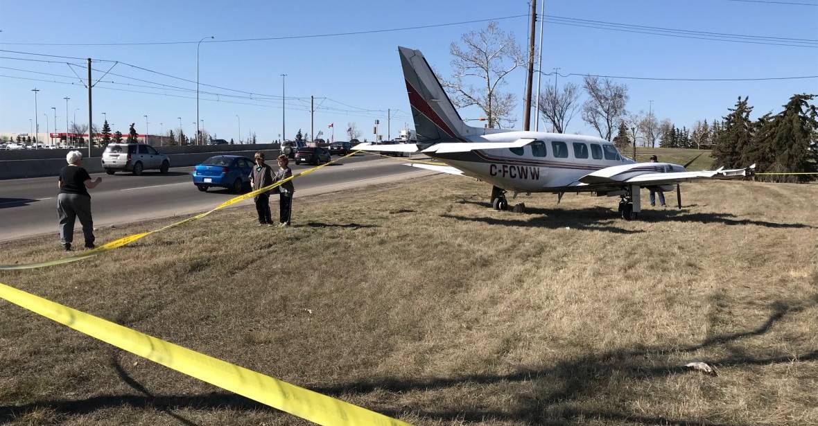  В Канаде пассажирский самолет приземлился прямо на шоссе: фото и видео с места событий