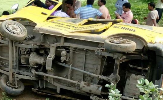 В Индии поезд протаранил школьный автобус: погибли 13 детей